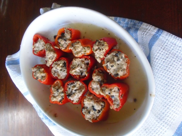 Recipe for Capsicum stuffed with chicken and olives